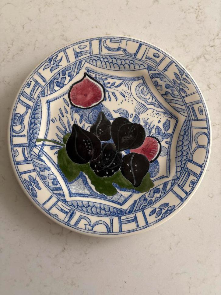 Gien 'Oiseau Bleu' Bord met Vijgen 22 cm, Huis en Inrichting, Keuken | Servies, Gebruikt, Bord(en), Overige stijlen, Aardewerk