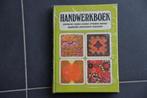 Handwerkboek: borduren, haken, weven, tapijtknopen, enz., Boeken, Hobby en Vrije tijd, Ophalen of Verzenden, Zo goed als nieuw