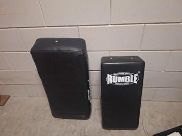 2 schop kussens van Rumble en force one beschikbaar voor biedingen