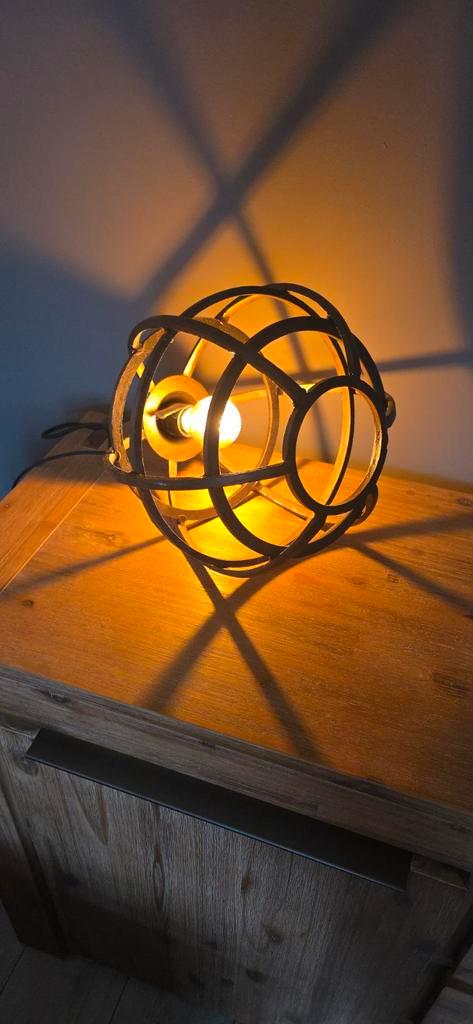 Sfeervolle tafellamp met metalen frame, Huis en Inrichting, Lampen | Tafellampen, Ophalen