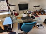 tafel / bureau met glazen bovenblad en stalen poten, Ophalen, Zo goed als nieuw