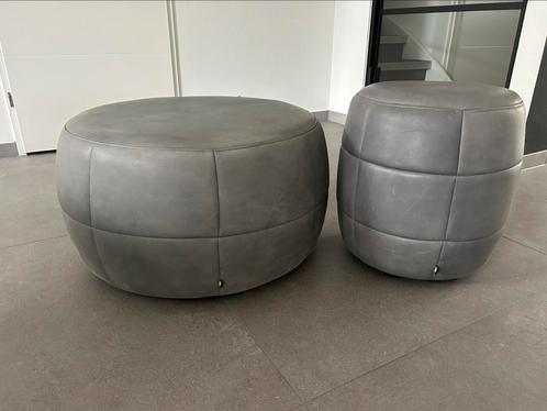 Design on stock barrell set loxton leder grijs, Huis en Inrichting, Banken | Voetenbanken en Poefen, Ophalen