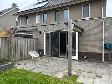 Houten Veranda met Schaduwdoek beschikbaar voor biedingen