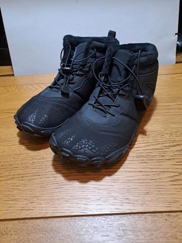 Winter wandelschoenen met extra ruimte voor de tenen. beschikbaar voor biedingen