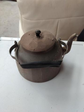 Oude theepot beschikbaar voor biedingen