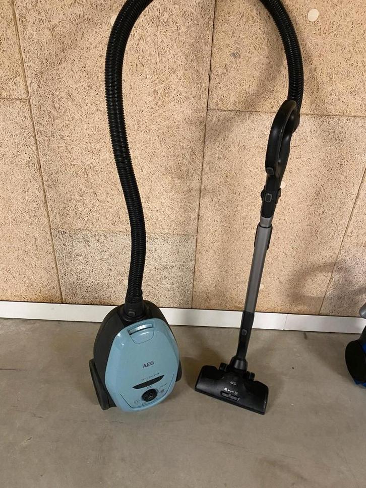 AEG VX82-1-4MB Stofzuiger, Witgoed en Apparatuur, Stofzuigers, Gebruikt, Stofzuiger, Minder dan 1200 watt, Stofzak, Ophalen