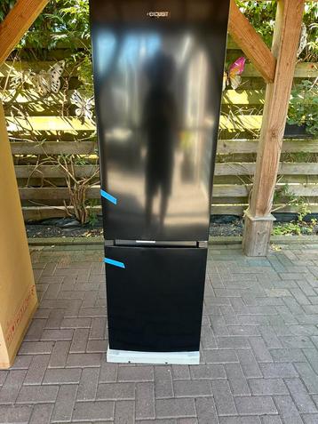 Nieuw in doos no frost koelvriescombinatie mat zwart beschikbaar voor biedingen