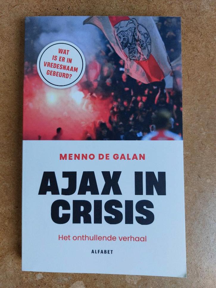 Boek: Ajax in crisis (Menno de Galan), Boeken, Sportboeken, Zo goed als nieuw, Balsport, Ophalen of Verzenden