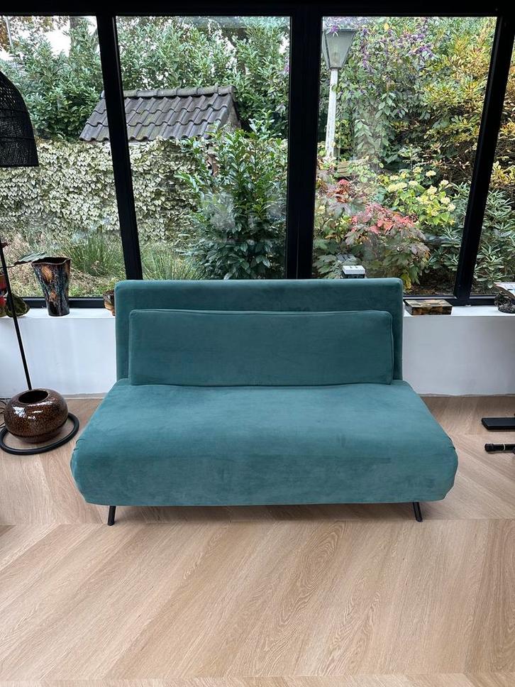 Slaapbank MADE Kahlo – herfstgroen fluweel, als nieuw, Huis en Inrichting, Slaapkamer | Slaapbanken, Zo goed als nieuw, 140 cm