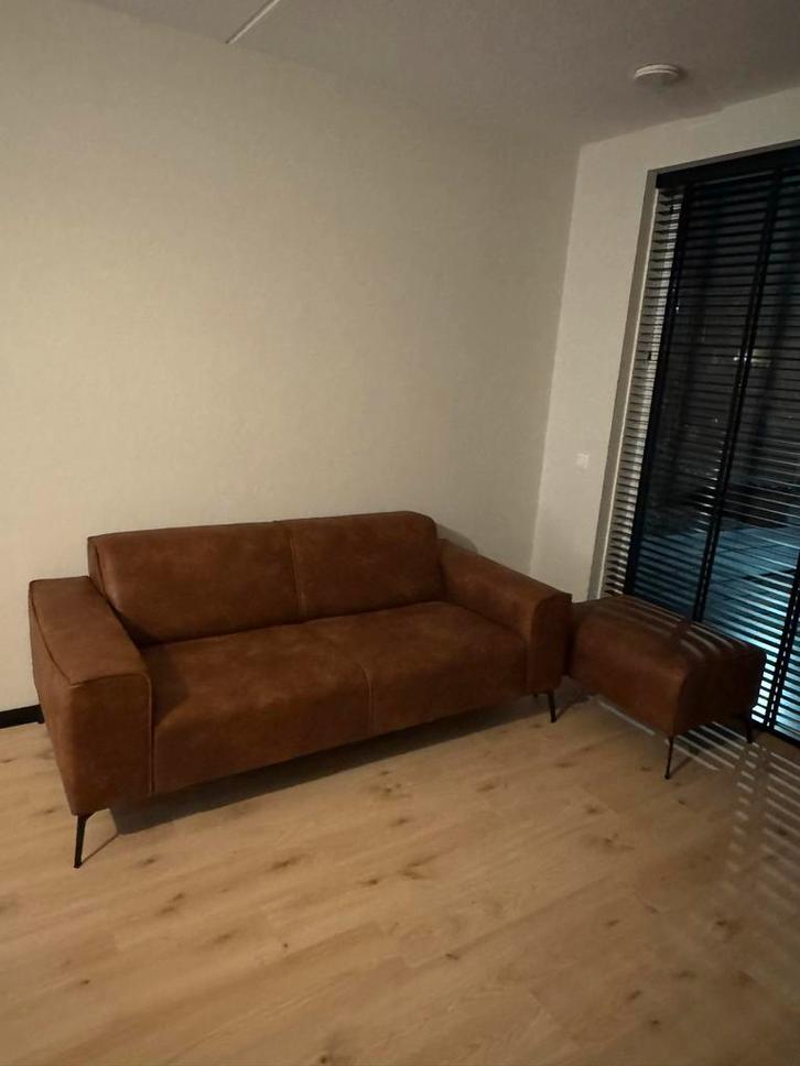 Industriële bank 2,5-zits Vegas eco-leer cognac + hocker, Huis en Inrichting, Banken | Bankstellen, Zo goed als nieuw, Rechte bank