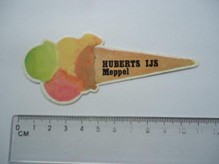sticker oud Meppel HUBERT IJS winkel vintage retro ijsje, Verzamelen, Stickers, Zo goed als nieuw, Bedrijf of Vereniging, Verzenden