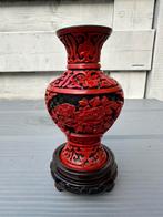 Rood Chinees Cinnabar vaasje op stand, Ophalen of Verzenden