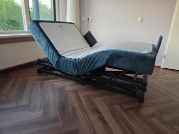 Elektrische boxspring, bed, Petrol blauw velvetstof beschikbaar voor biedingen