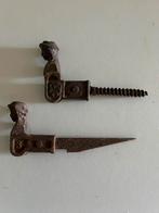 2 ANTIEKE IJZEREN LUIKEN KLEMMERS, Ophalen of Verzenden