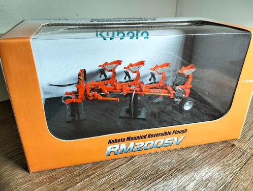 Te koop UH Kubota RM2005V Wentelploeg.(D), Hobby en Vrije tijd, Modelauto's | 1:32, Zo goed als nieuw, Tractor of Landbouw, Universal Hobbies
