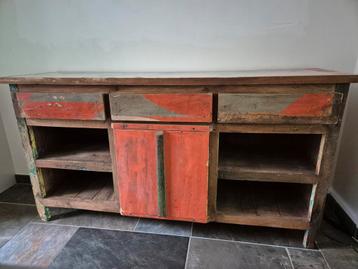Vintage Dressoir met Kleurrijke Accenten