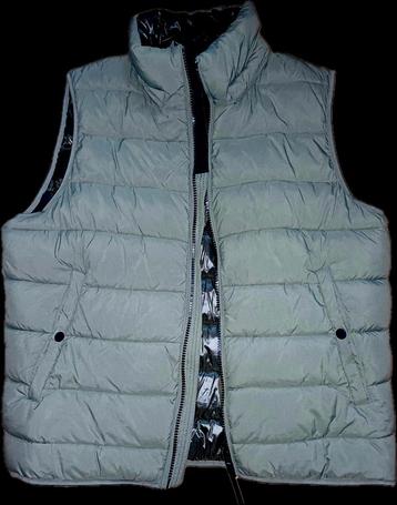 Nieuwe bodywarmer met afneembare capuchon.
Merk Reset.
 beschikbaar voor biedingen