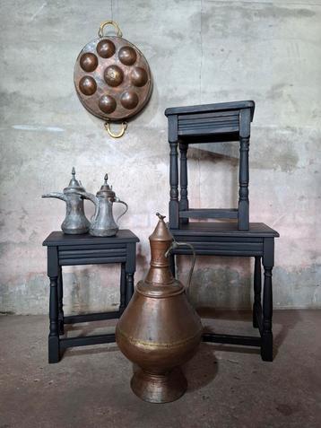 Oude brocante restyle houten bijzettafel tafeltje zwart beschikbaar voor biedingen