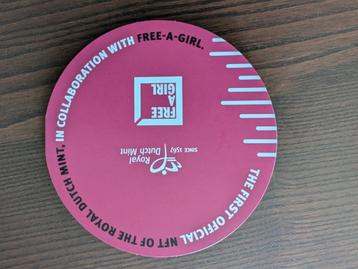 Free a Girl penning in coincard + NFT beschikbaar voor biedingen