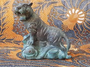 Mooi oud Chinees brons beeldje van tijger met geld 10,4 cm. beschikbaar voor biedingen
