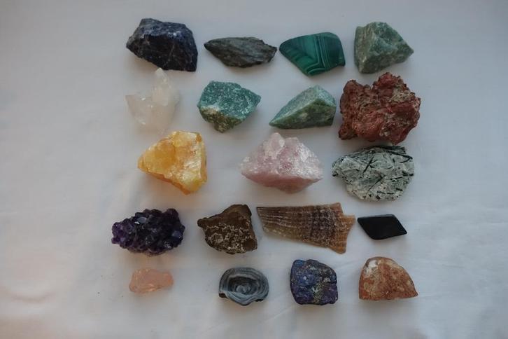 Doos met 22 mineralen en gesteenten, Verzamelen, Mineralen en Fossielen, Mineraal, Ophalen of Verzenden