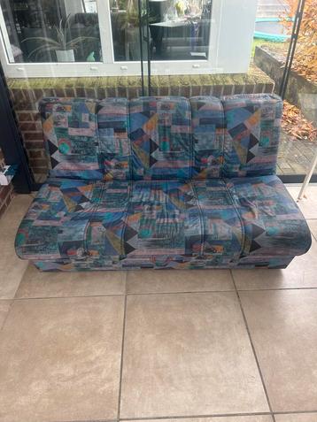 Slaapbank met kleed beschikbaar voor biedingen
