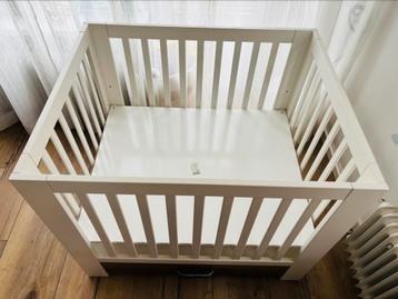Stevige Kidsmill baby box met bokskleed als nieuw! beschikbaar voor biedingen