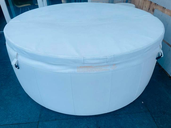 Softub jacuzzi / 4-persoons, Tuin en Terras, Bubbelbaden en Hottubs, Zo goed als nieuw, Vast, Afdekzeil, Filter, Pomp, Ophalen