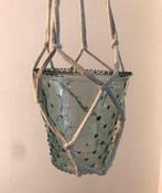 Glas bloempot turkoois aqua met macramé hanger zgan, Verzenden, Rond, Tuin, Zo goed als nieuw