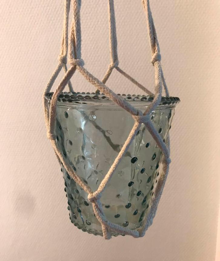 Glas bloempot turkoois aqua met macramé hanger zgan, Tuin en Terras, Bloempotten, Zo goed als nieuw, Aardewerk, Binnen, Balkon