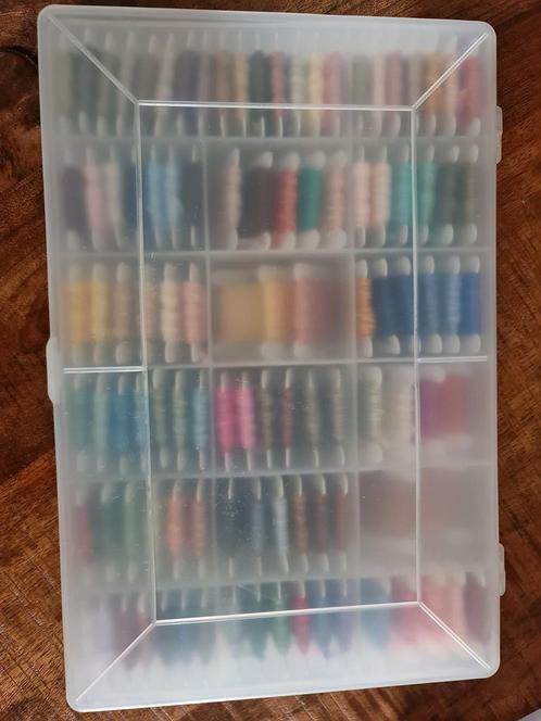 5 grote en 4 kleine Borduurgaren bewaardoos, Hobby en Vrije tijd, Borduren en Borduurmachines, Gebruikt, Borduurgaren of Zijde
