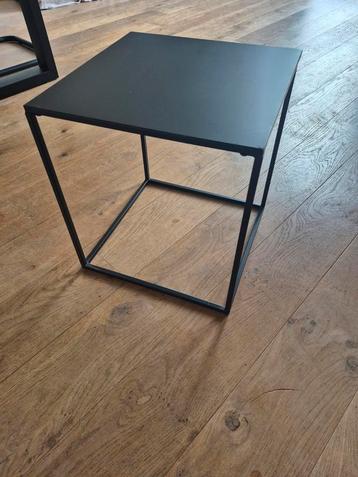 Zwart Metalen Bijzettafel - Modern Design beschikbaar voor biedingen