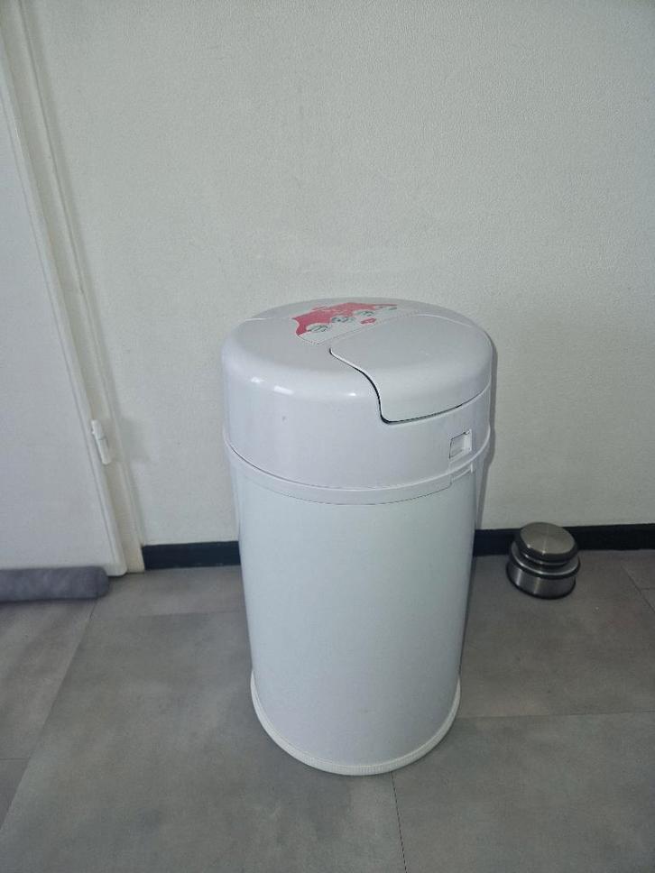 luier emmer metaal wit 52 cm hoog ds 28 cm geurvrij, Kinderen en Baby's, Badjes en Verzorging, Gebruikt, Luieremmer, Ophalen