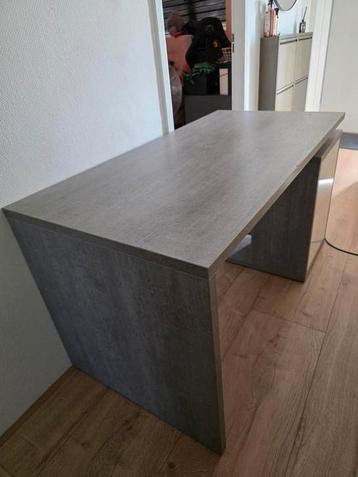 Bureau met opbergruimte  beschikbaar voor biedingen