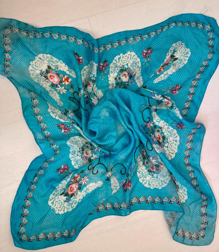 Prachtige Zijde SJAAL foulard Silk shawl met dessin/print, Kleding | Dames, Mutsen, Sjaals en Handschoenen, Zo goed als nieuw