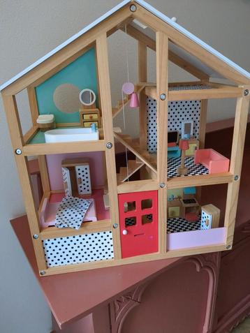 Leuk houten poppenhuis met toebehoren  beschikbaar voor biedingen