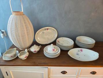 Vintage Servies met Bloemmotief beschikbaar voor biedingen