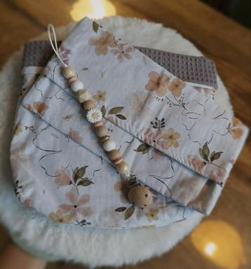 Handgemaakte Baby Set Commodemandje, doekjehoes & Speenkoord beschikbaar voor biedingen