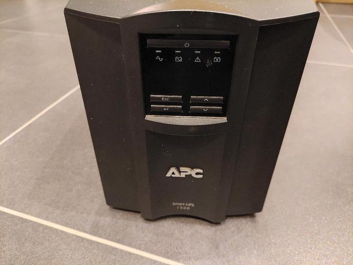 APC Smart UPS 1500 met nieuwe batterijen (2025), Computers en Software, Noodvoedingen (UPS), Gebruikt, Ophalen