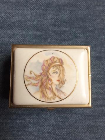 Vintage pillendoosje  beschikbaar voor biedingen
