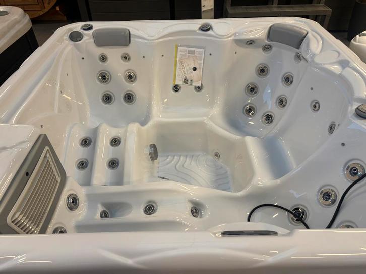 Wellis jacuzzi Pluto 2 ligplaatsen  200x200x89 cm, Tuin en Terras, Bubbelbaden en Hottubs, Nieuw, Vast, Filter, Pomp, Inbouw, Ophalen