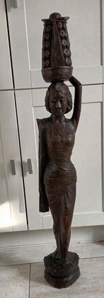 Houtsnijwerk dame met mand uit Bali, Antiek en Kunst, Ophalen of Verzenden