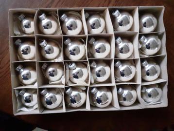Kerstballen zilverkleurig egaal beschikbaar voor biedingen