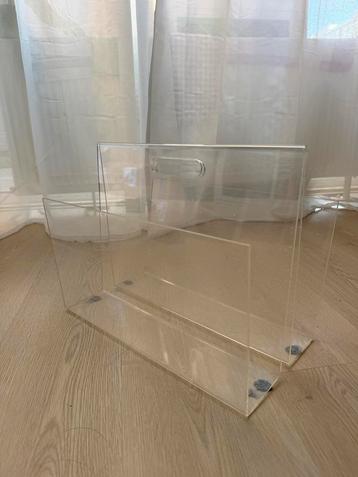 Plexiglas lectuurbak beschikbaar voor biedingen