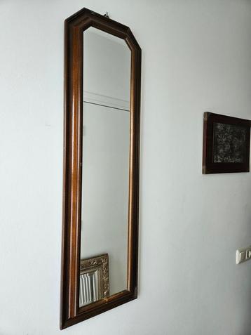 Smalle hoge spiegel in houten vintage lijst beschikbaar voor biedingen