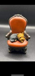 Keramiek beeldje "Hond op stoel", Antiek en Kunst, Verzenden