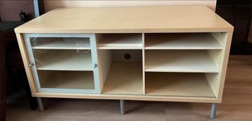 Ikea kastje met plankjes en glazen deurtje