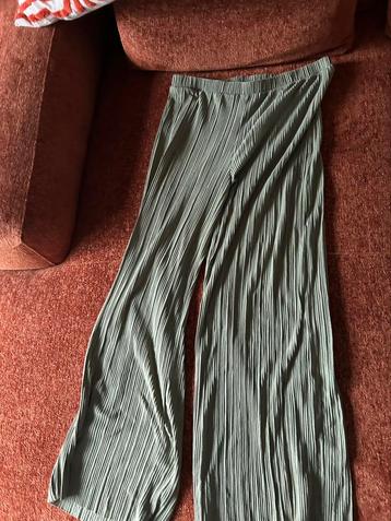 Groene broek beschikbaar voor biedingen