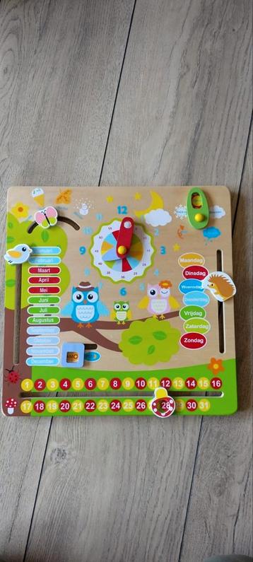 Houten kalender beschikbaar voor biedingen