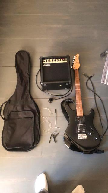 Electrische gitaar met versterker, muurhanger en gitaartas. beschikbaar voor biedingen